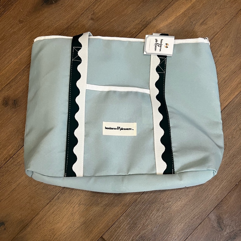 Business & Pleasure insulated picnic Light Blue Canvas Tote with Scallop Trim